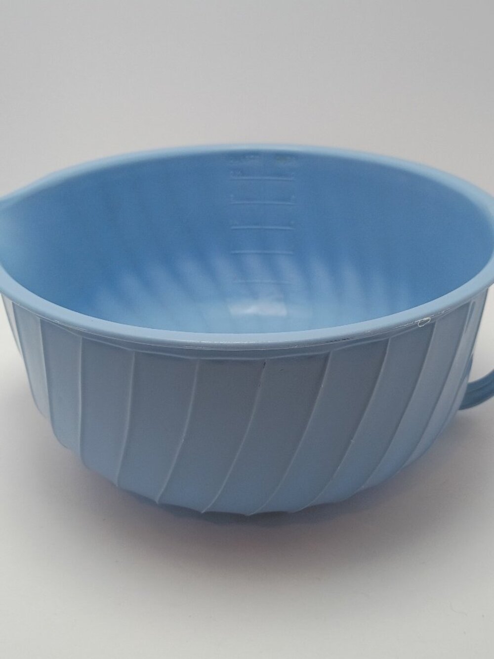 1960s Shamrock Neatway Blue Swirl Measuring Mixing Bowl with Handle 10 Cups